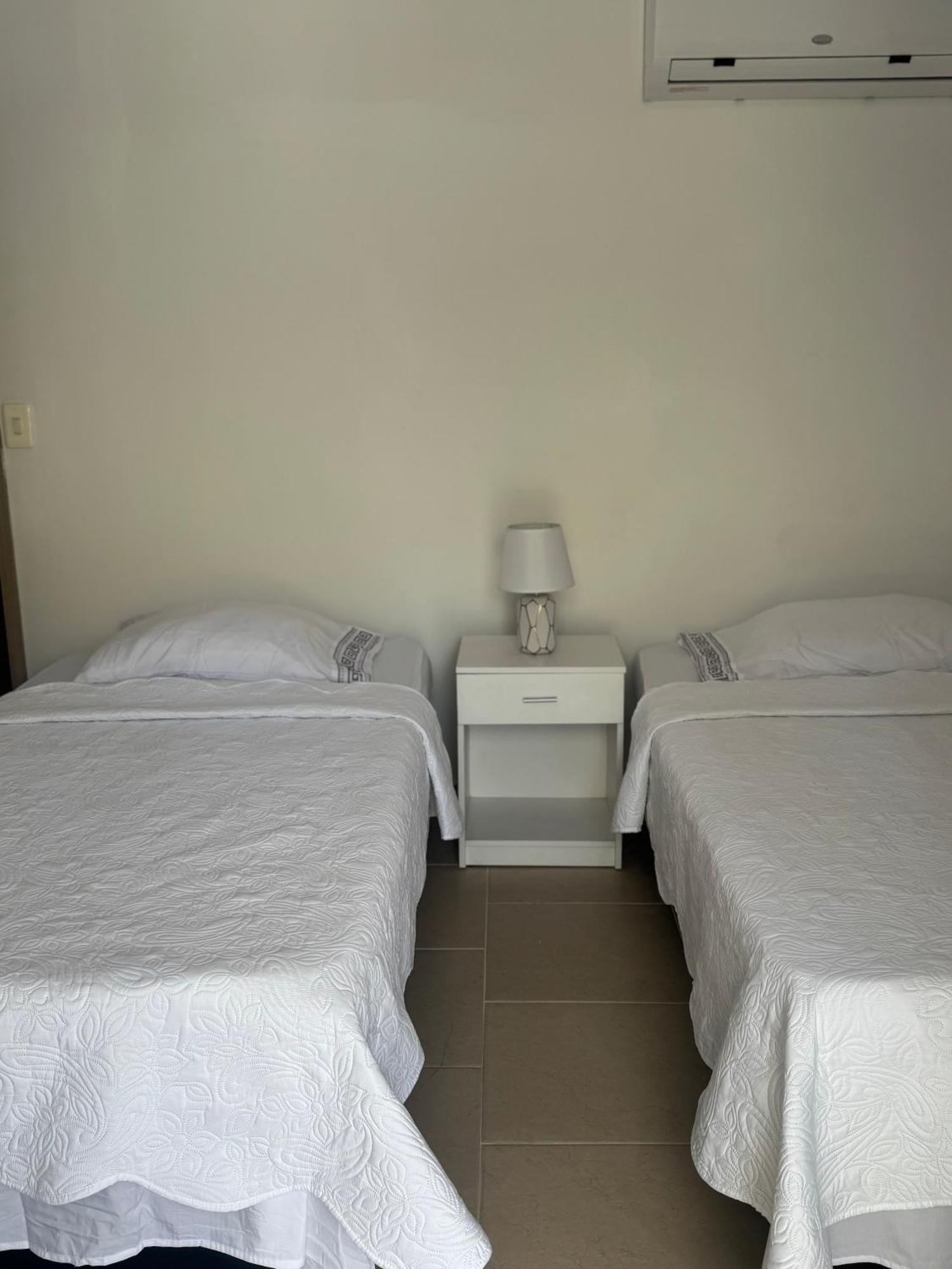 Leonor'S Guest House South West Bay Esterno foto